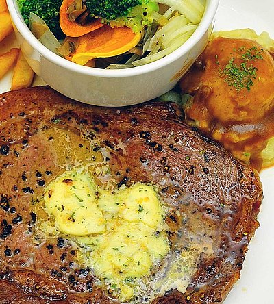 Steak Essen in Ostbayern - Teller gefüllt mit Steak, Salat und Pommes