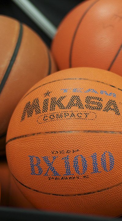 Freizeit und Sport im Ostallgäu - viele Basketbälle in einem großen Korb