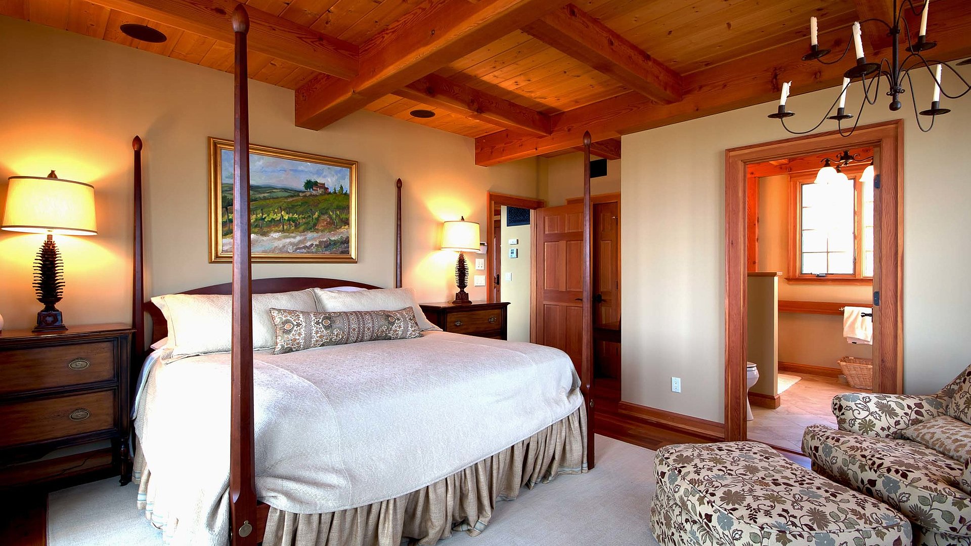 Exklusive Ferienwohnungen in Oberbayern - sehr ordentliches Hotelzimmer mit großem Bett, warmer Nachtlampe und Wandgemälde