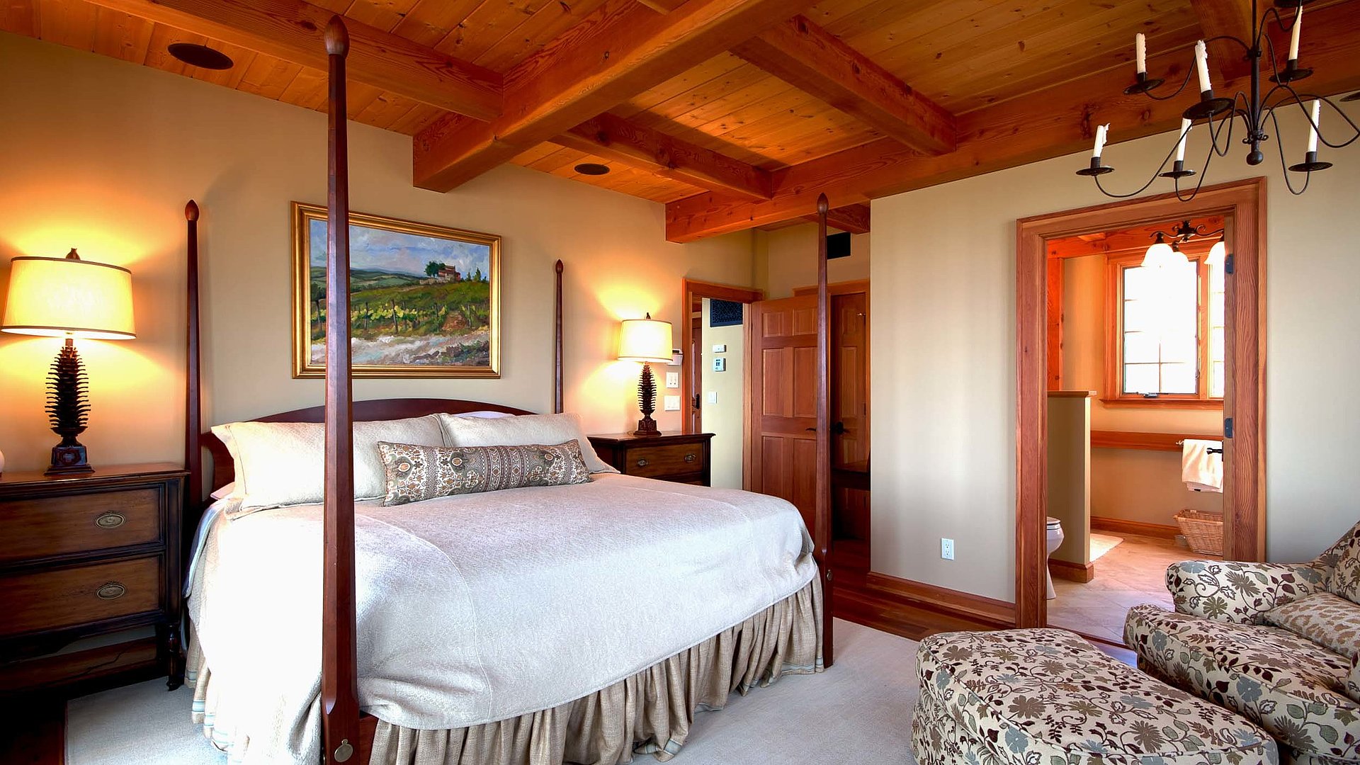 Exklusive Ferienwohnungen in Oberfranken - sehr ordentliches Hotelzimmer mit großem Bett, warmer Nachtlampe und Wandgemälde