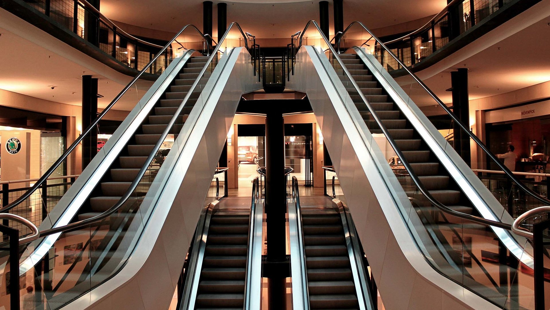 Exclusiv Einkaufen in Ingolstadt - beeindruckende Sicht auf große Rolltreppen in einem Kaufhaus