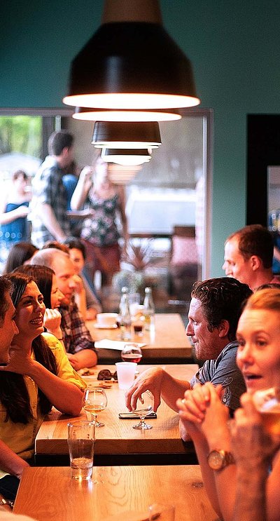 Gastronomie für Gruppen in Unterfranken - im Restaurant; volle Gruppentische