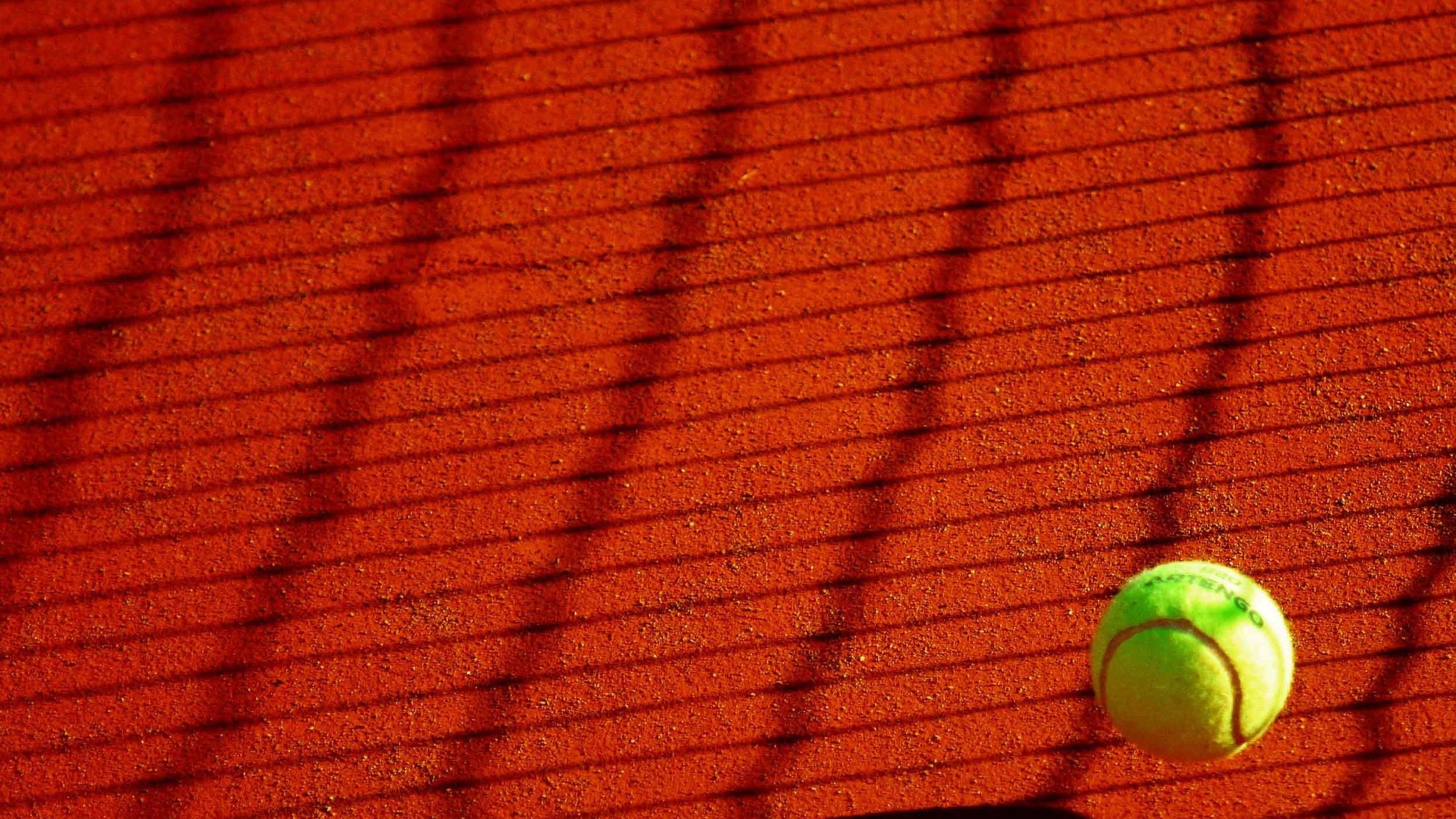 Tennis am Chiemsee - aufschlagender Ball