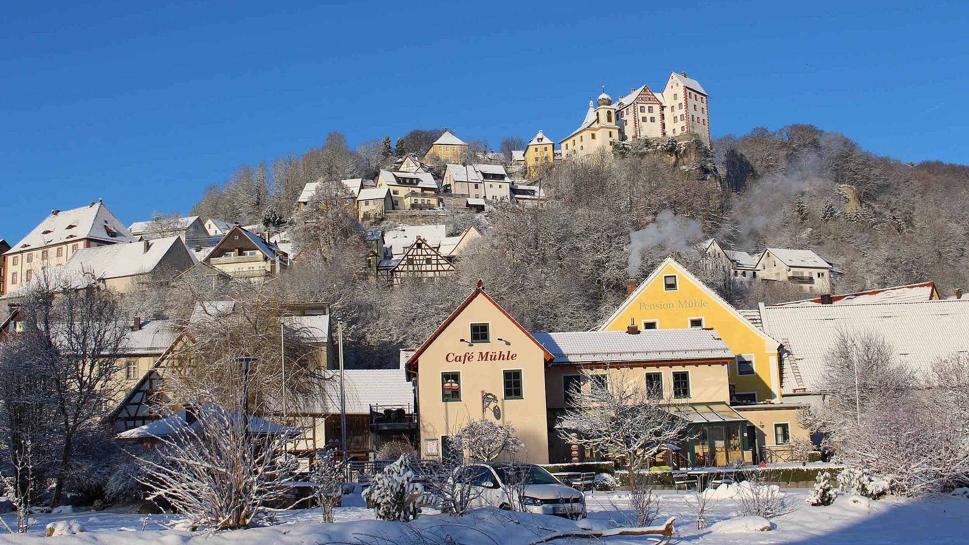 Pensionen und Gasthöfe für Gruppen im Fichtelgebirge - Bayerische Häuser in schneebedeckter Kleinstadt