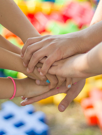 Kinderfreundliche Angebote in Franken - Gruppe von Kindern halten sich die Hände aufeinander