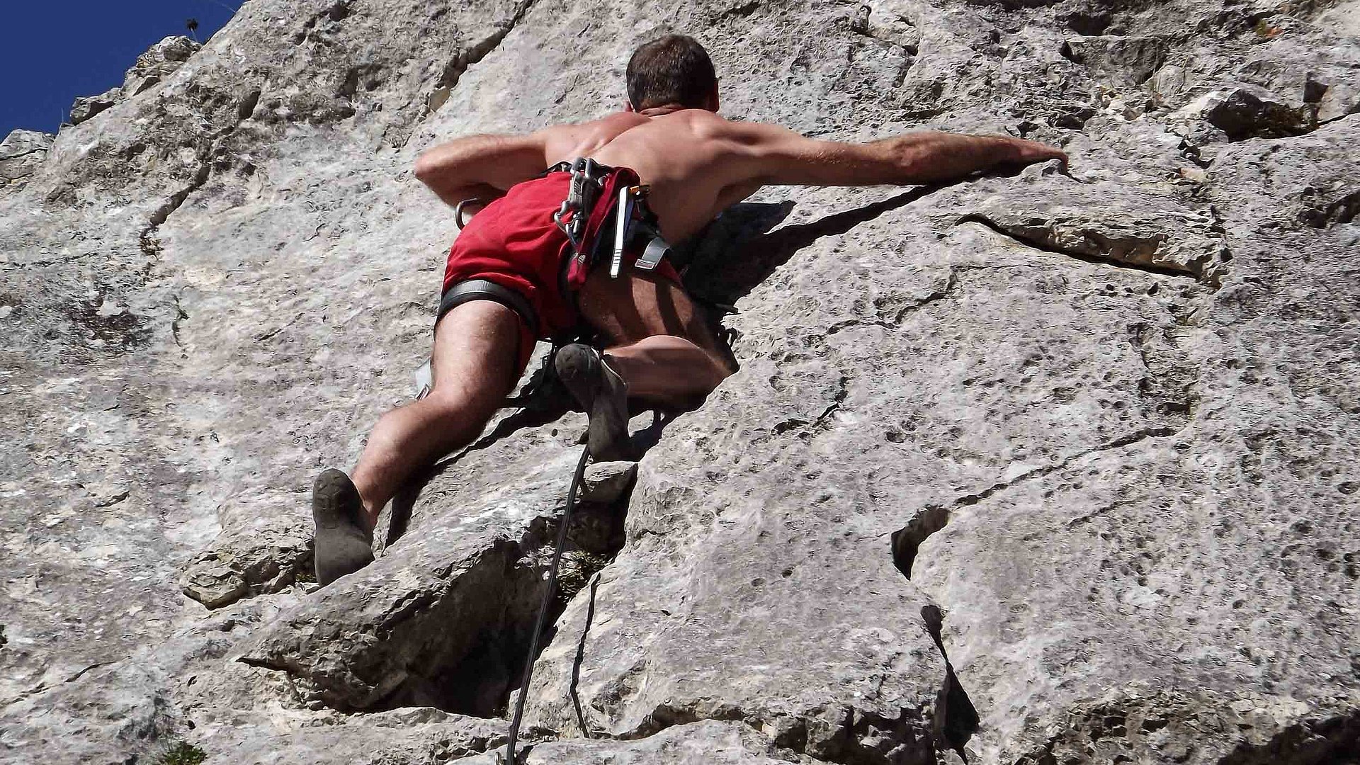 Freizeit und Sport in der Fränkischen Schweiz - Mann klettert auf Felsen