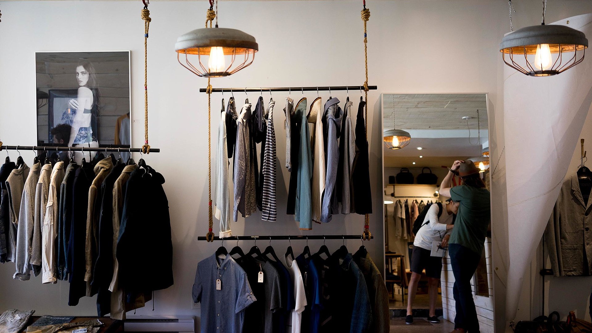 Exklusiv Einkaufen in Franken - in einem Kleidungsgeschäft; viele Oberteile an Garderoben