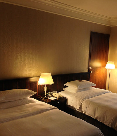 Pensionen und Gasthöfe für Gruppen im Fichtelgebirge - sehr ordentliches Hotelzimmer mit zwei Betten, warmer Nachtlampe und Gardinen