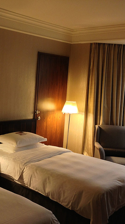 Hotels für Gruppen in Franken - sehr ordentliches Hotelzimmer mit zwei Betten, warmer Nachtlampe und Gardinen