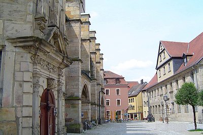 Kirchplatz in der Festspiel- und Universitätsstadt Bayreuth im Fichtelgebirge
