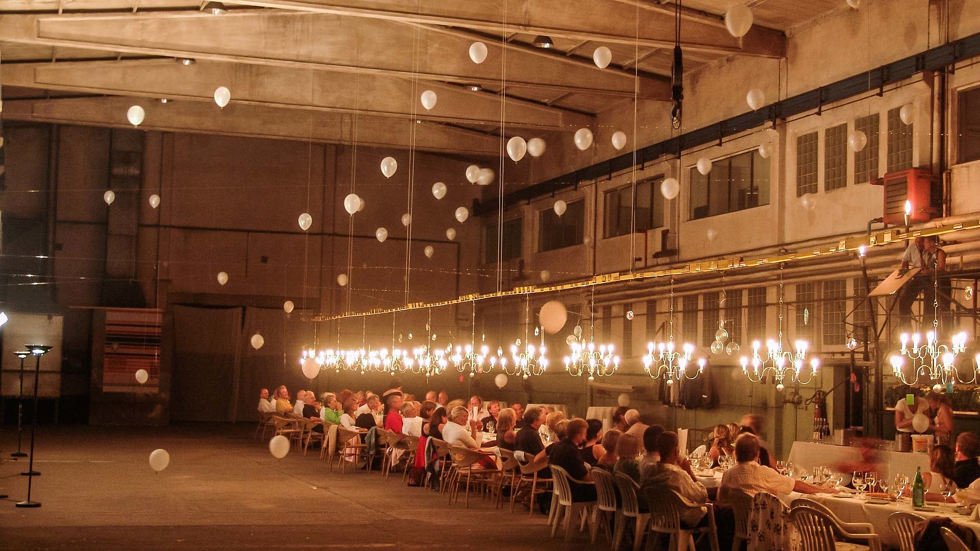 Event-Gastronomie am Chiemsee - Festsaal gefüllt mit einer Gruppe von Menschen