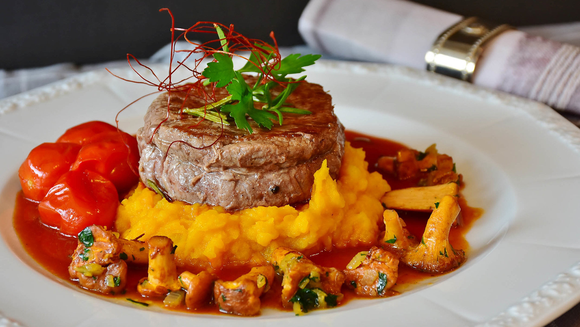Gourmet-Restaurants in Oberfranken - weißer Teller u.a. gefüllt mit Filet und Pilzen im Gourmet-Stil angerichtet