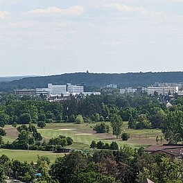 Blick vom Solarberg Fürth in Richtung alte Veste. Turm am Horizont im Wald