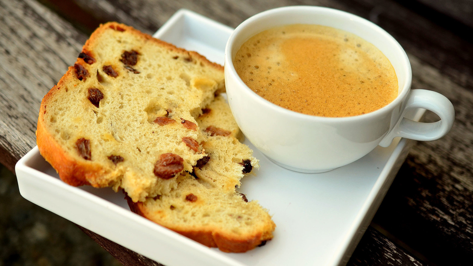 Cafés in Franken - frischer Kaffee und Kuchen auf einem Holztisch