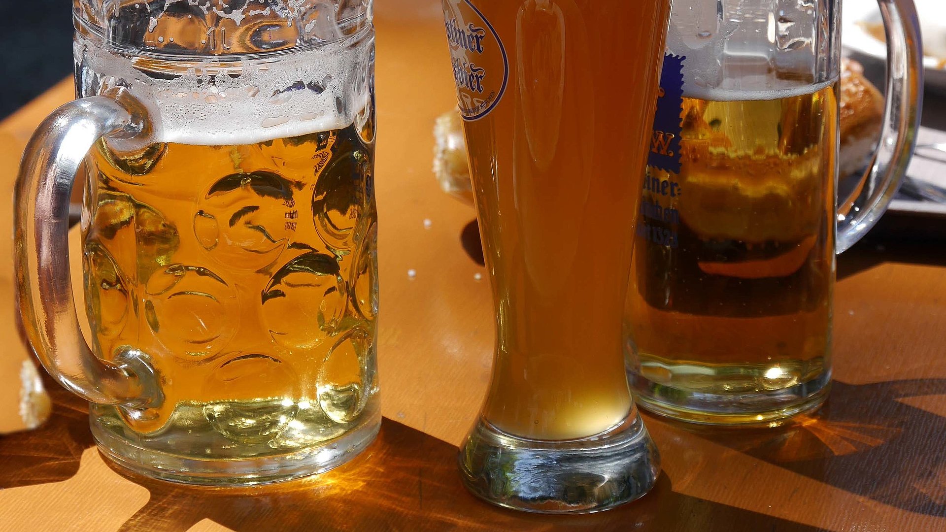 Biergärten im Ostallgäu - Biergärten im Oberallgäu - Kamera blickt auf frisches Bier mit schöner Krone oben drauf