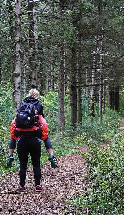 Freizeit und Sport in Mittelfranken - zwei Frauen auf Wanderung im Wald