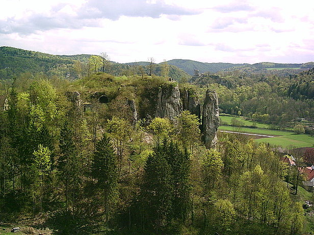 Copyright Foto: Wikipedia, Alma; Das Foto zeigt: Burgruine Streitburg in Streitberg vom Schauertaler Turm. Im Hintergrund Burgruine Neideck.