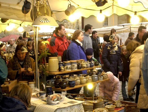 Die fränkischen Töpfermärkte locken stets zahlreiche Besucher aus Nah und Fern an ..
