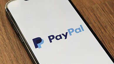 PayPal führt PYUSD Stablecoin für nahtlose grenzüberschreitende Überweisungen ein - Handy mit PayPal-App