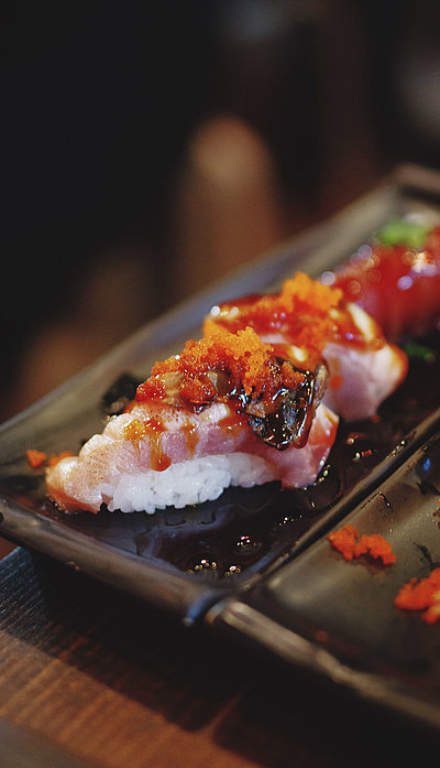 Fischwochen in Nürnberg - Fokus auf mehrere Sushi in Sojasauce