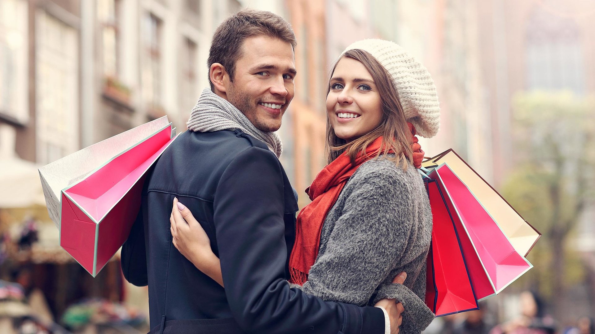 Einkaufen in Ostbayern - junges Paar mit Einkaufstüten lächelt in die Kamera