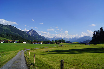Berge und grüne Hügel gleich neben Ihrem Hotel, Gasthof, Ferienwohnung, Pension, Hotel Garni im Oberallgäu Kleinwalsertal.