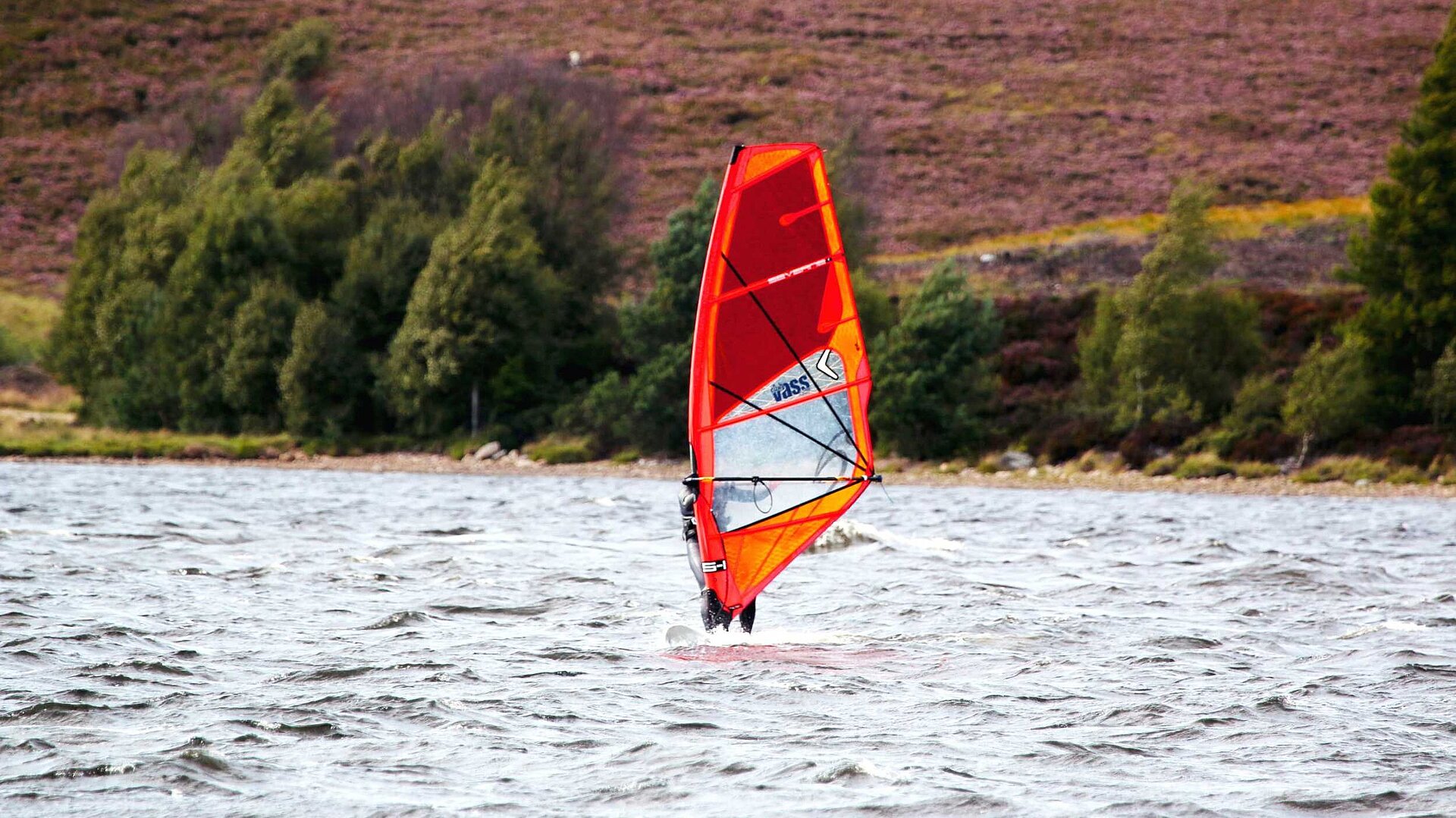 Surfen und Windsurfen in Ingolstadt - Windsurfer auf einem See