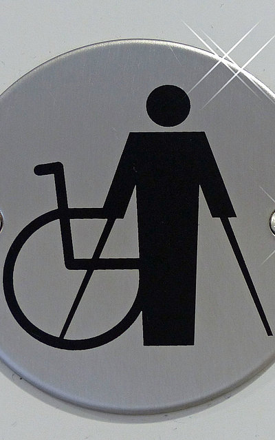 Behindertengerechte Unterkünfte in Unterfranken - metallene Behinderten-Beschilderung  