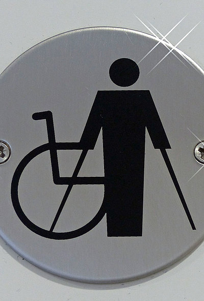 Behindertengerechte Unterkünfte in Franken - metallene Behinderten-Beschilderung