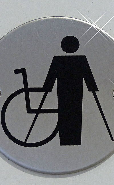 Behindertengerechte Unterkünfte in Oberfranken - metallene Behinderten-Beschilderung