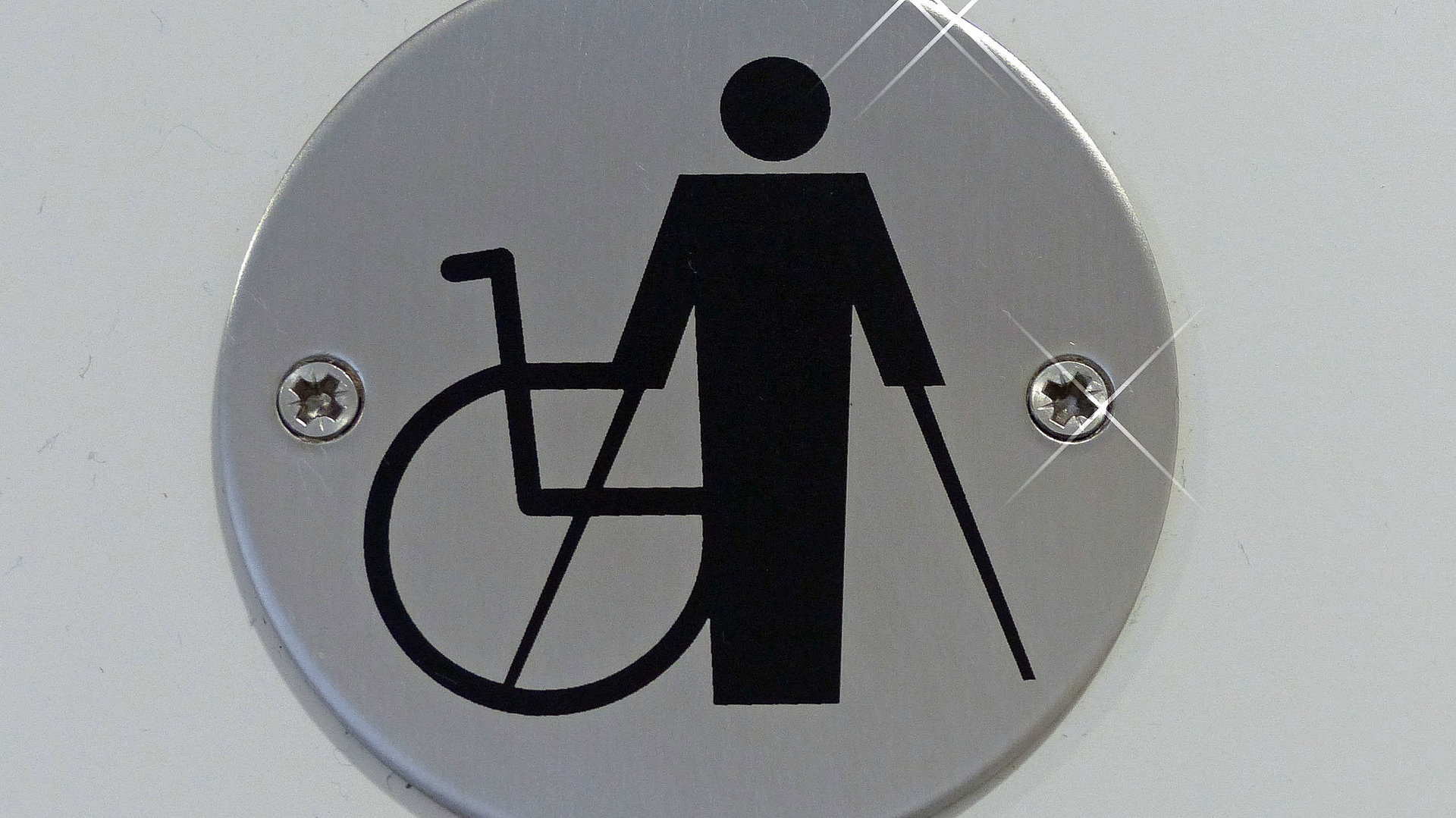 Behindertengerechte Unterkunft in Oberbayern - metallene Behinderten-Beschilderung