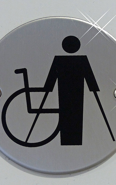 Behindertengerechte Unterkünfte in Mittelfranken - metallene Behinderten-Beschilderung 