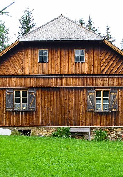 Pensionen und Gasthöfe für Gruppen in Unterfranken - großes Haus in ländlicher Umgebung von Wald umgeben
