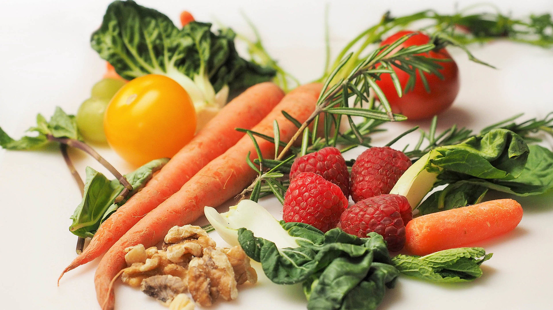 Regionale Erzeugnisse in Mittelfranken - Tisch mit Karotten, Erdbeeren, Salatblättern, Tomaten und Walnüssen 