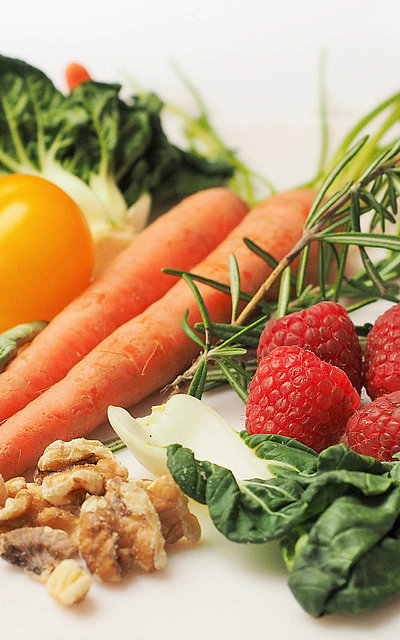 Regionale Erzeugnisse in Mittelfranken - Tisch mit Karotten, Erdbeeren, Salatblättern, Tomaten und Walnüssen