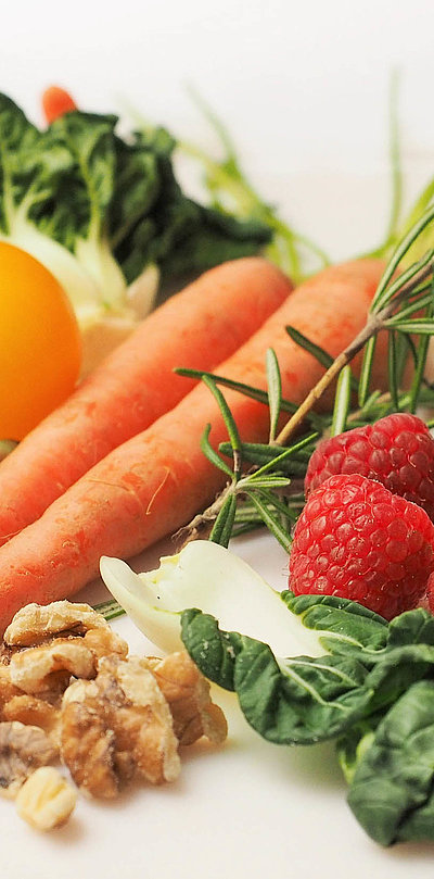 Regionale Erzeugnisse in Oberfranken - Tisch mit Karotten, Erdbeeren, Salatblättern, Tomaten und Walnüssen