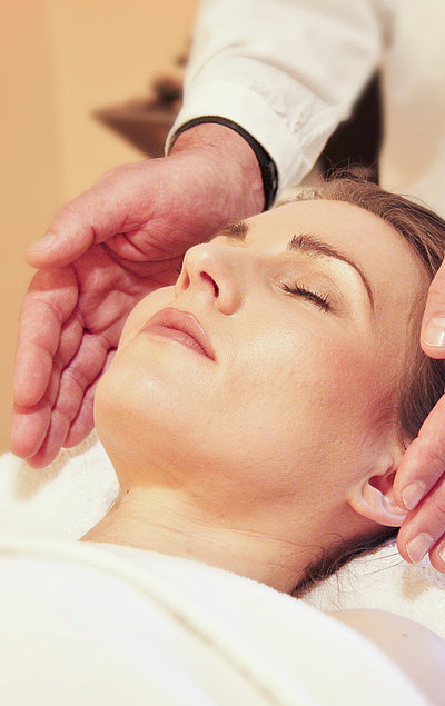 Unterkünfte mit Wellness im Oberallgäu - junge Frau auf einem Massagebett genießt Massage