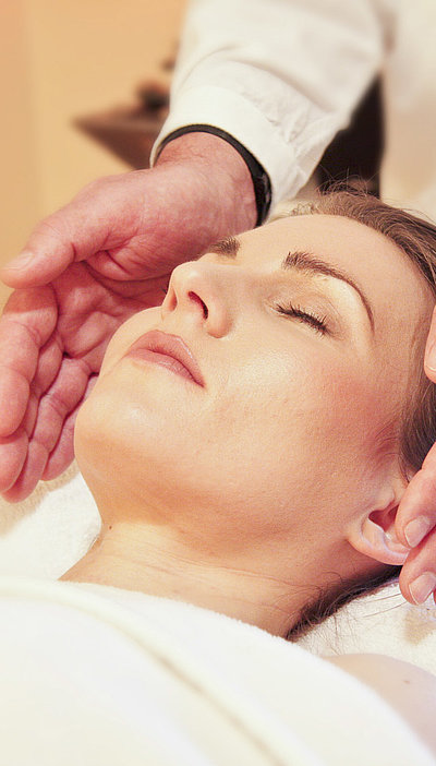 Unterkünfte mit Wellness im Ostallgäu - junge Frau genießt Kopf-Massage