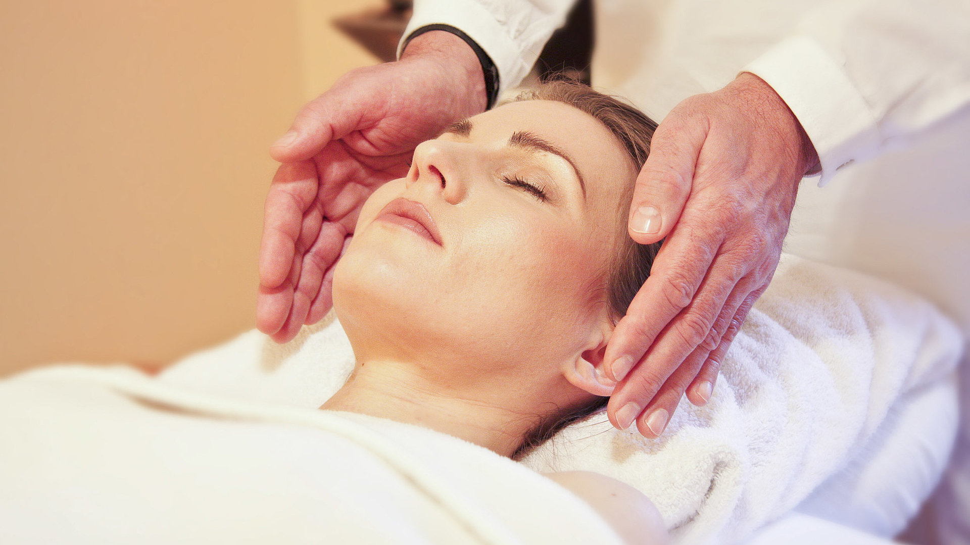Unterkünfte mit Wellness in Mittelfranken - junge Frau auf Massagebett genießt Kopf-Massage