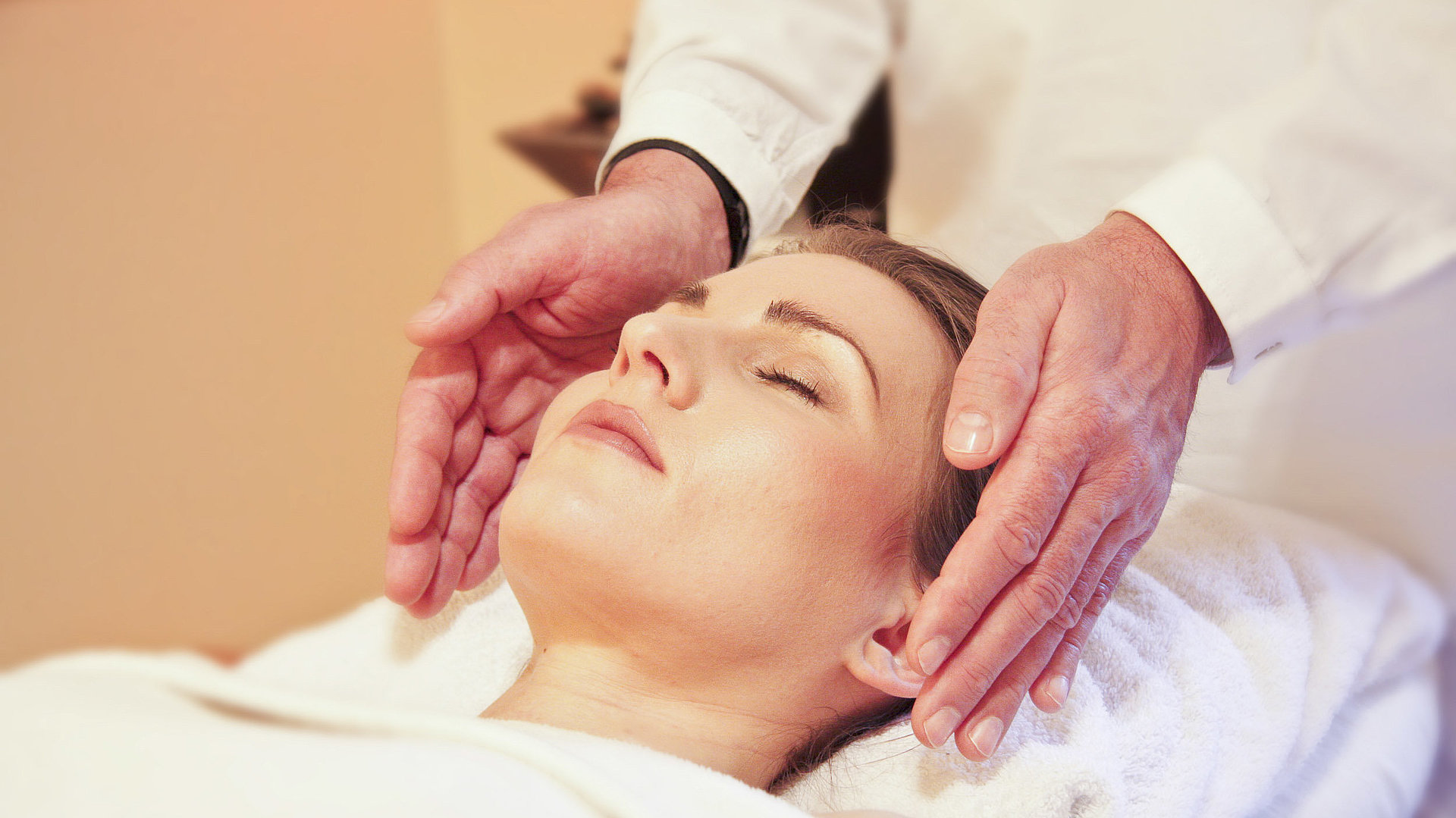 Unterkünfte mit Wellness in Oberfranken - junge Frau auf Massagebett genießt Kopf-Massage
