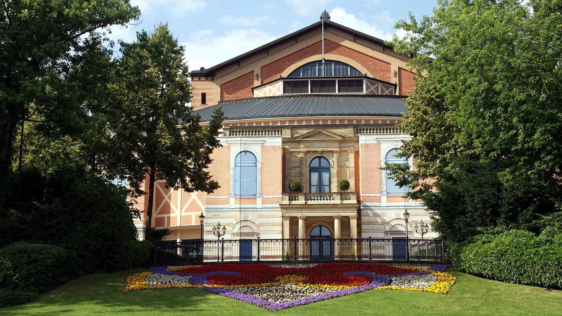 Bayreuther Festspiele in Unterfranken - Bayreuther Festspielhaus mit Blick auf den Vorgarten