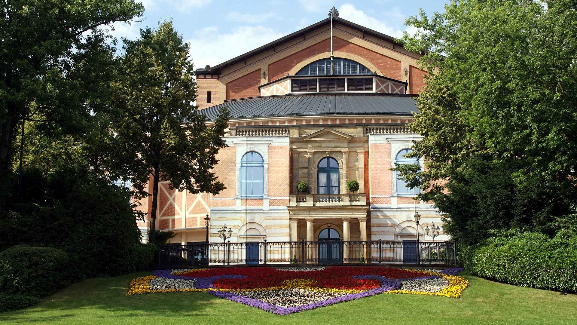 Bayreuther Festspiele - Bayreuther Festspielhaus mit Blick auf den Vorgarten