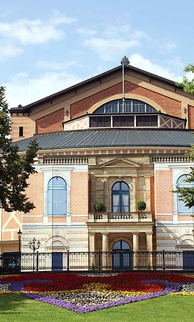 Bayreuther Festspiele in Oberfranken - Blick auf Bayreuther Festspielhaus mit Vorgarten