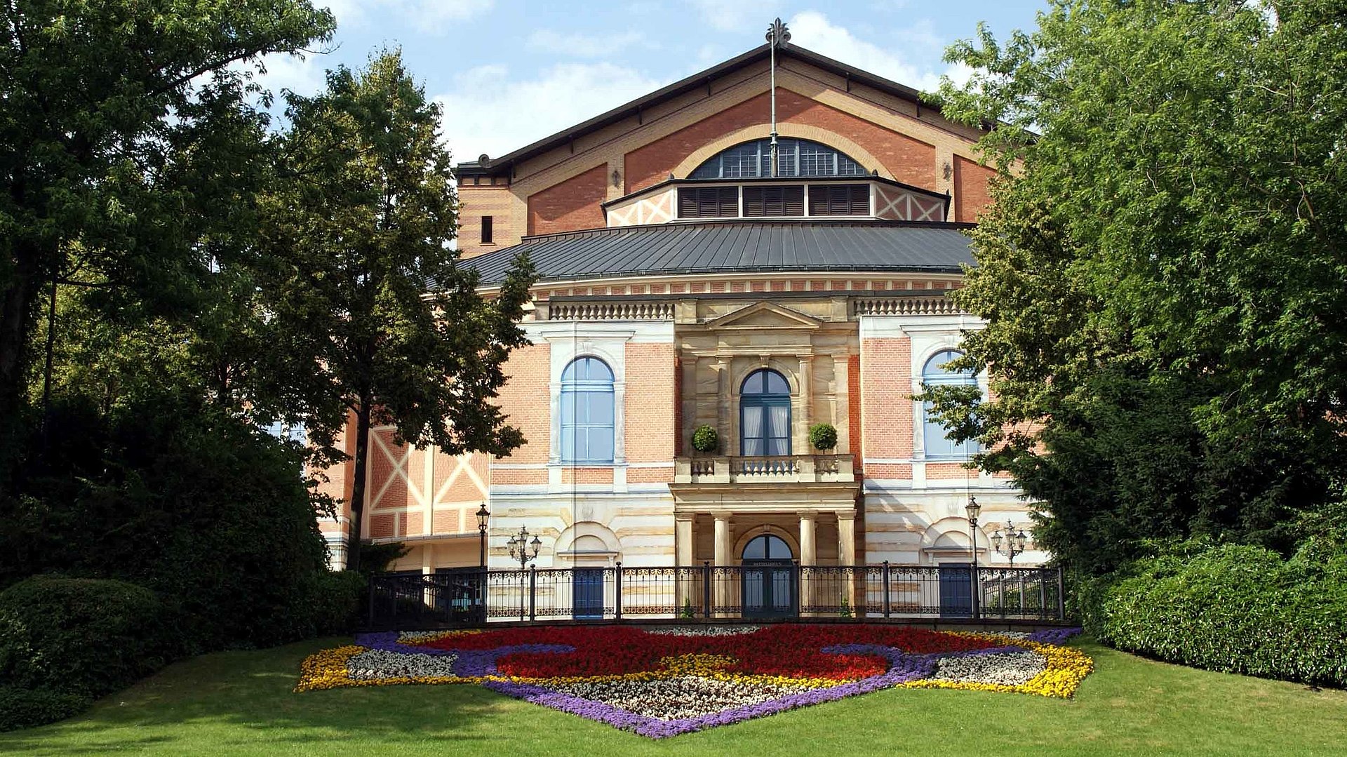 Bayreuther Festspiele in Mittelfranken - Bayreuther Festspielhaus mit Blick auf den Vorgarten