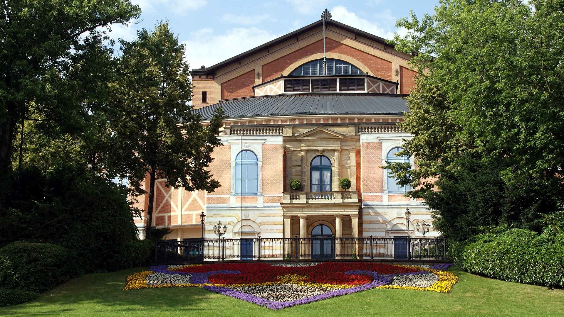 Bayreuther Festspiele in Franken - Blick auf Bayreuther Festspielhaus mit großem Vorgarten