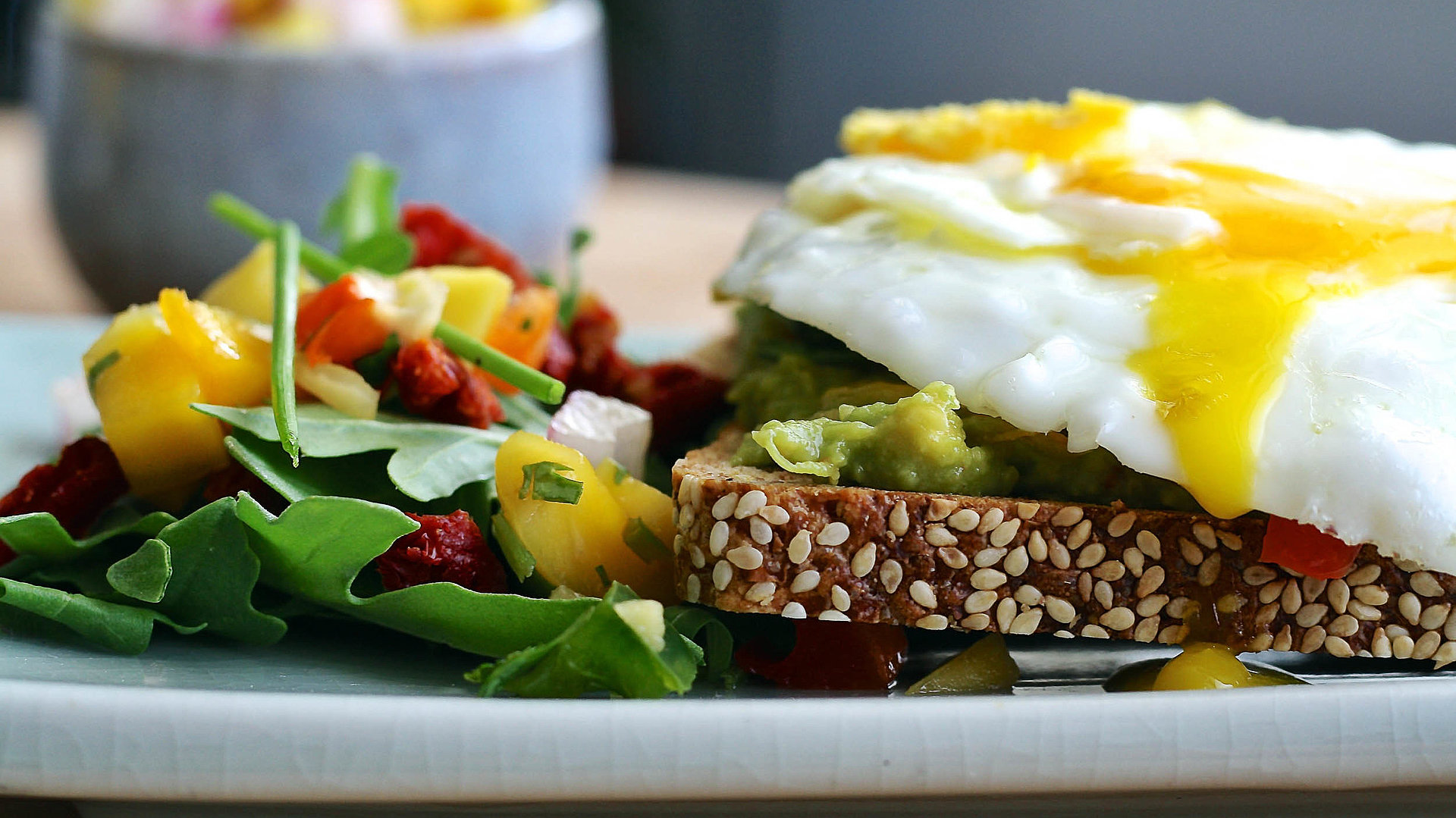 Frühstück in Mittelfranken - Teller gefüllt mit Brot, Salat und Spiegeleiern