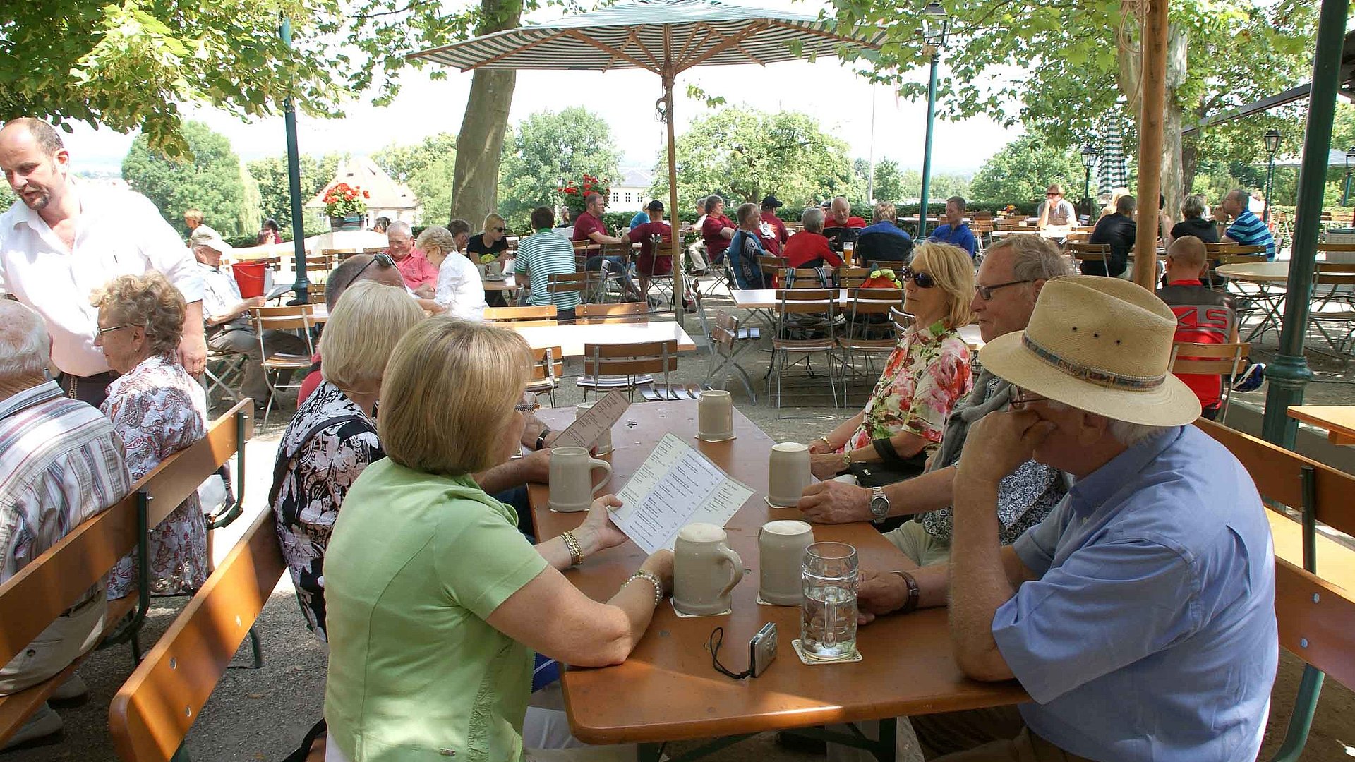 Biergärten am Chiemsee - Reisegruppe am Tisch im Biergarten