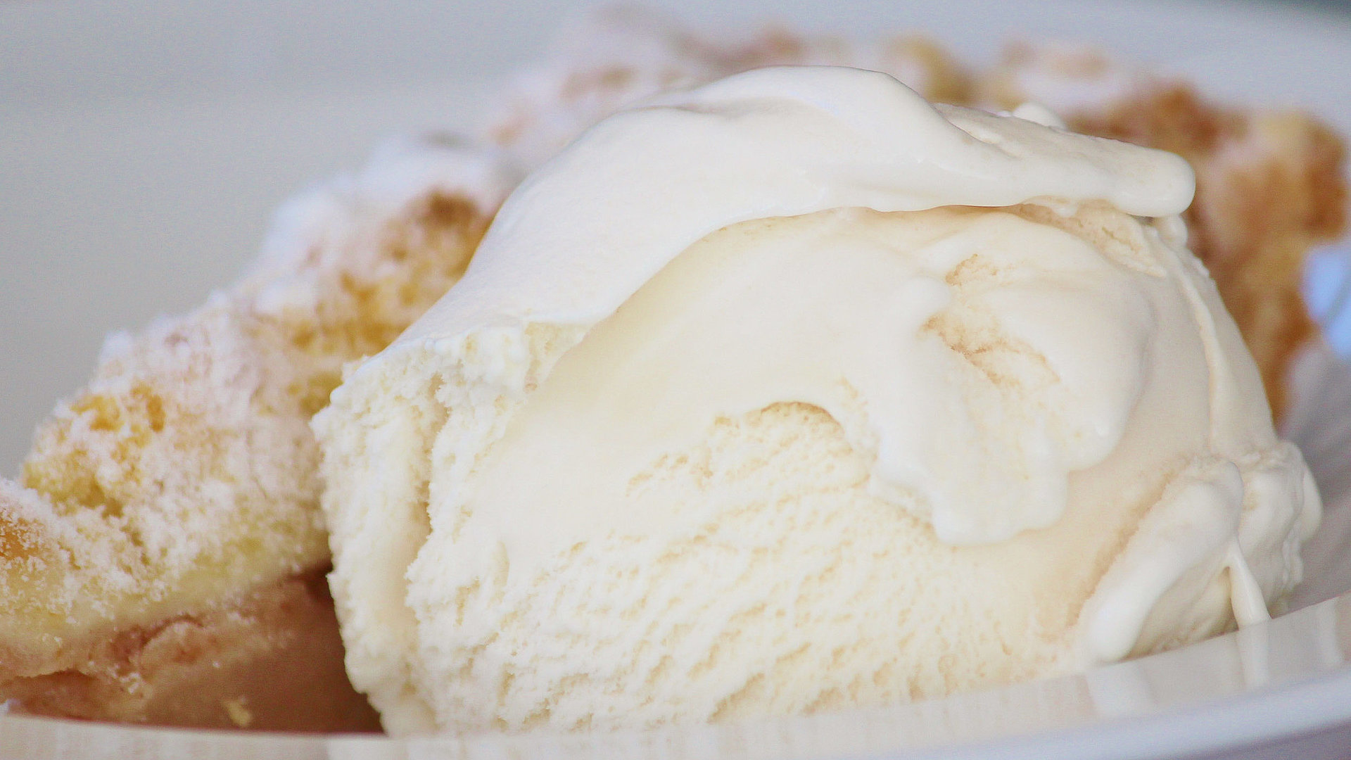 Eisdielen und Eiscafés in Mittelfranken - leckeres Vanille-Eis mit Waffeln