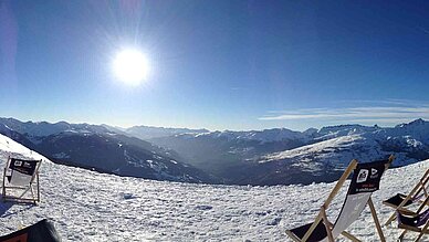 Voll im Trend: Ein Skiurlaub zu Silvester - winterliches und sonniges Bergpanorama
