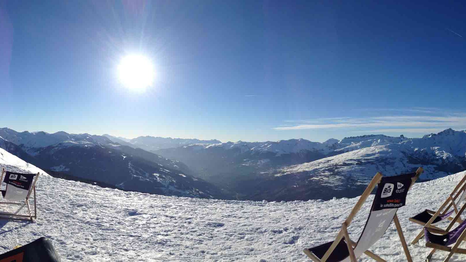 Voll im Trend: Ein Skiurlaub zu Silvester - sonniges Winterpanorama in den Alpen